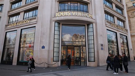 débrayage louis vuitton|À Paris, le nouveau braquage d'une boutique Louis .